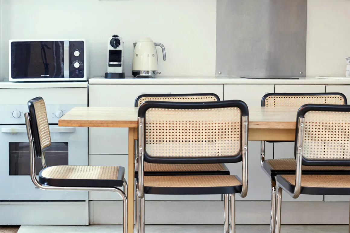 Studio photo avec table et cuisine