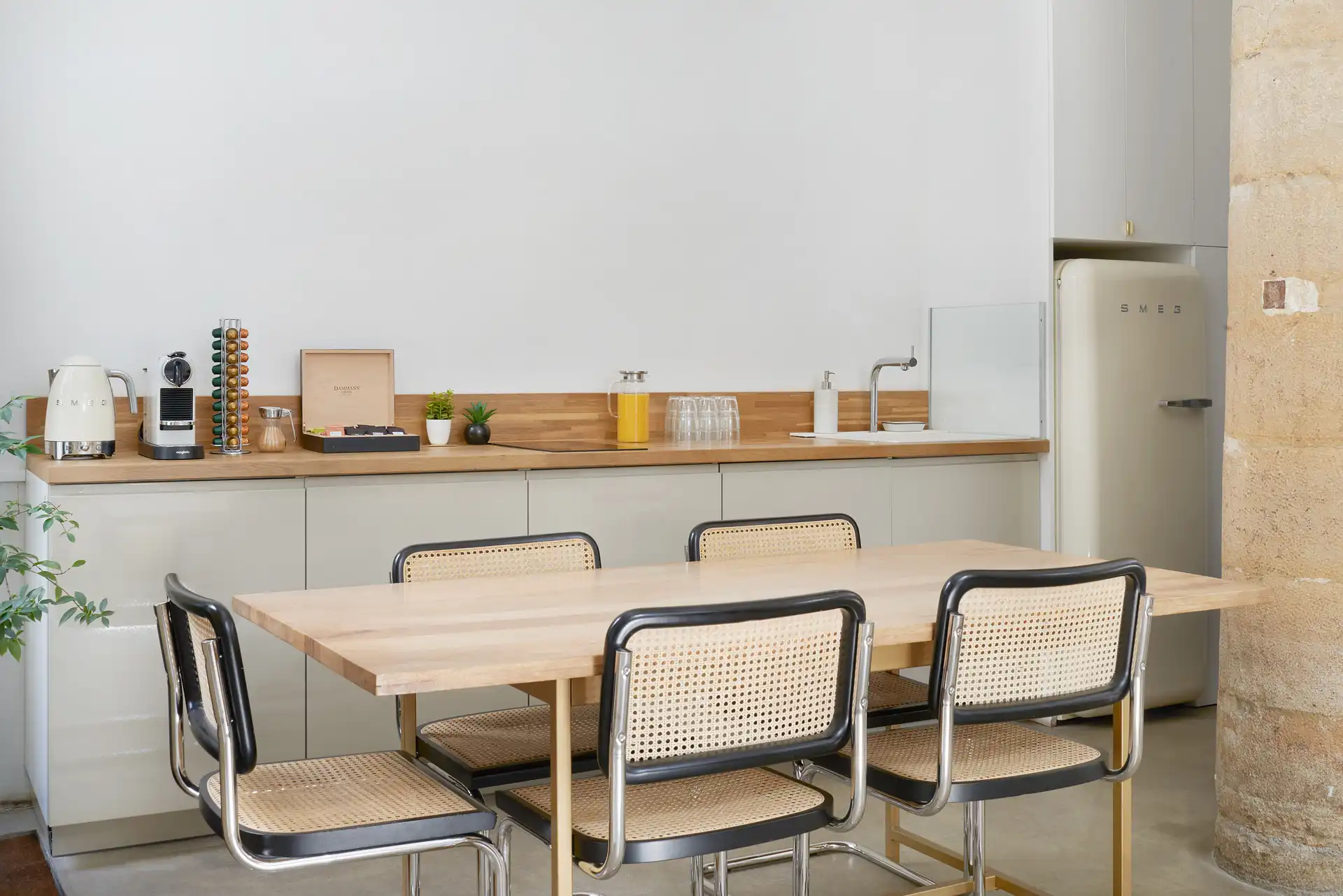 Studio photo avec table et cuisine